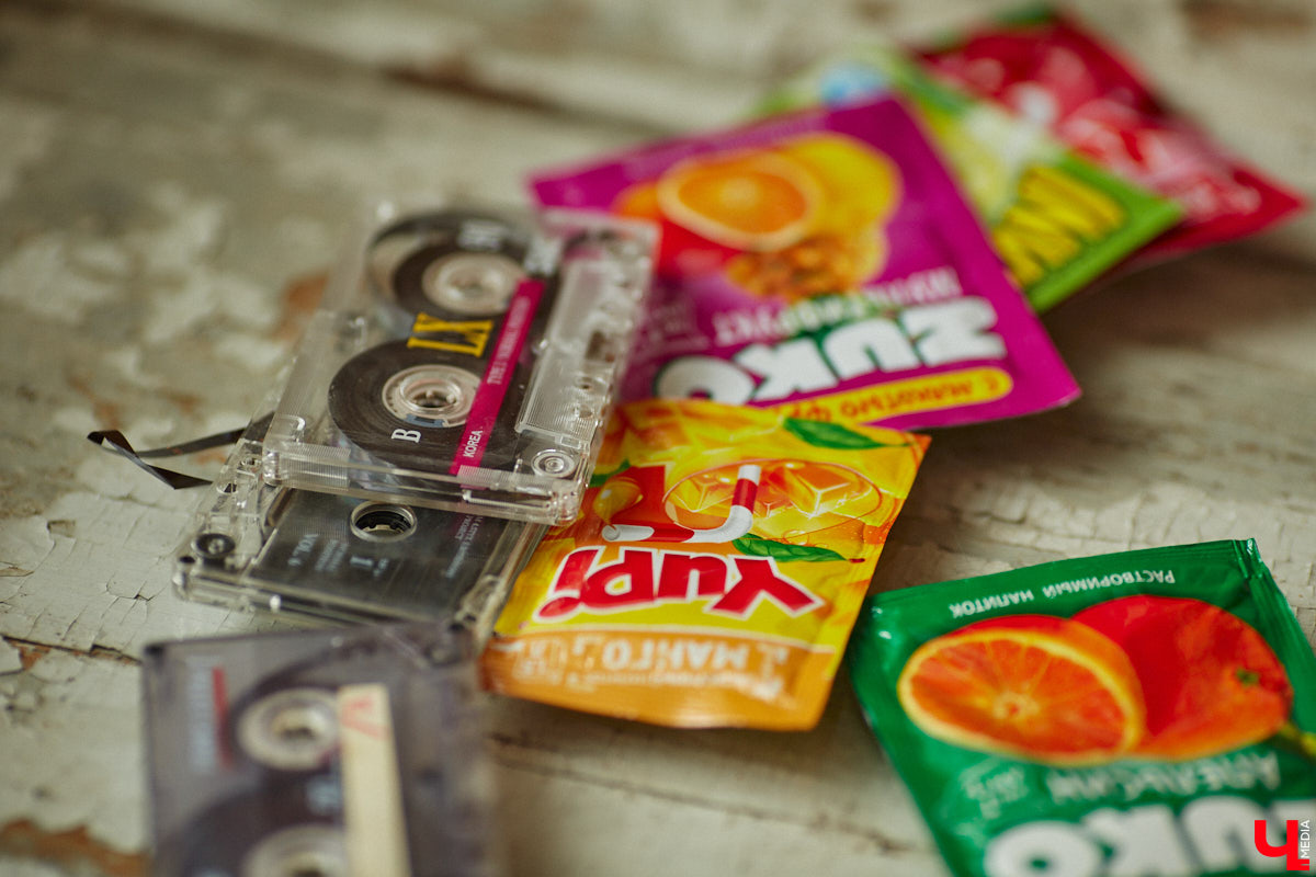 Мода всегда циклична, а потому стиль 90-х снова возвращается. В том числе в качестве тематических вечеринок, которые в нашем городе не ограничиваются лишь соответствующей тому времени музыкой. Ведущая праздников Екатерина Васильева рассказала, что сейчас устраивают владимирцы, дабы вновь погрузиться в лихое прошлое.