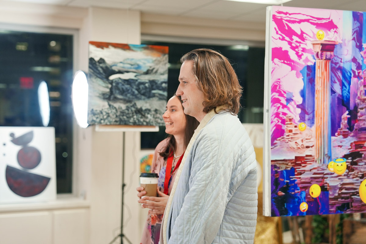 Муромский скульптор Антон Клепиков продает свою композицию «Гармония и разрушение» на выставке в Нью-Йорке. Работу оценили в три тысячи долларов. И на что потратить эти деньги, молодой человек уже знает.