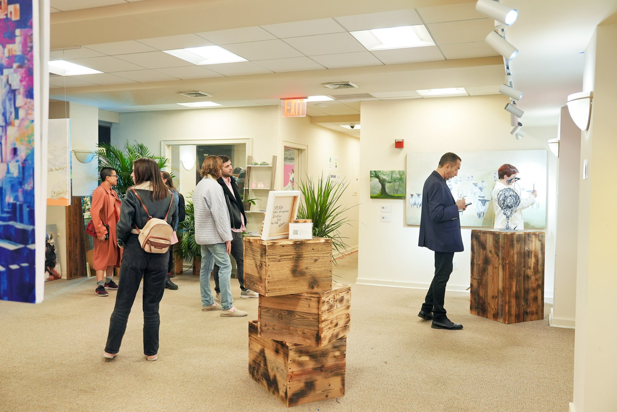 Муромский скульптор Антон Клепиков продает свою композицию «Гармония и разрушение» на выставке в Нью-Йорке. Работу оценили в три тысячи долларов. И на что потратить эти деньги, молодой человек уже знает.