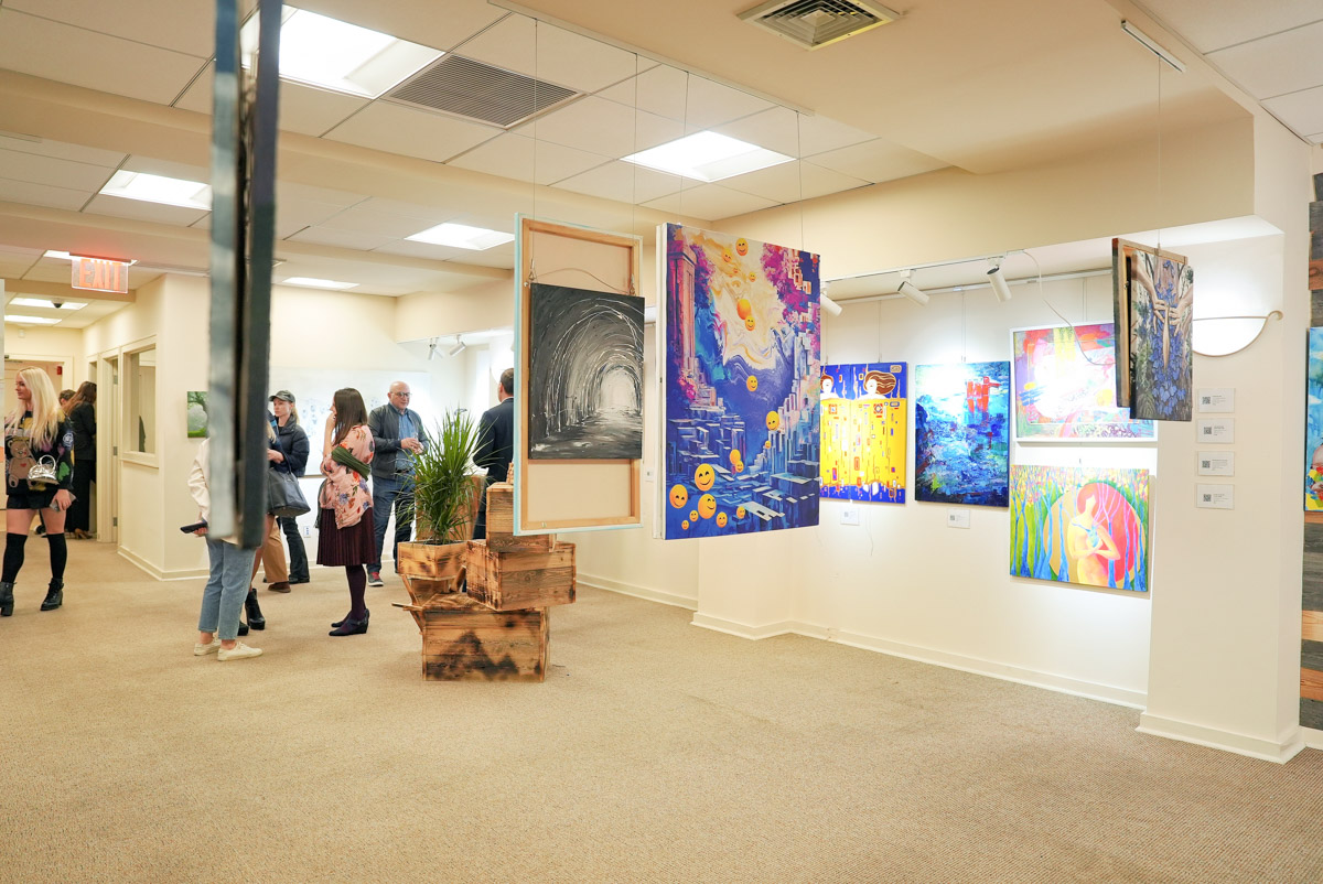 Муромский скульптор Антон Клепиков продает свою композицию «Гармония и разрушение» на выставке в Нью-Йорке. Работу оценили в три тысячи долларов. И на что потратить эти деньги, молодой человек уже знает.