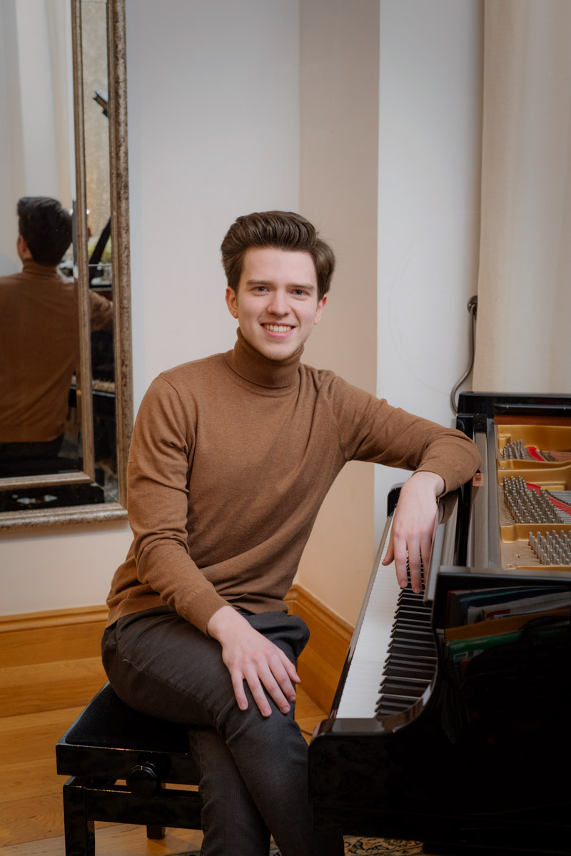 Студент Королевской академии музыки в Лондоне Никита Демиденко начинал свой творческий путь во Владимире. Сейчас молодой человек готовится поступить в магистратуру и запускает свой новый уникальный проект. При этом о родном городе у него остались только самые теплые воспоминания.