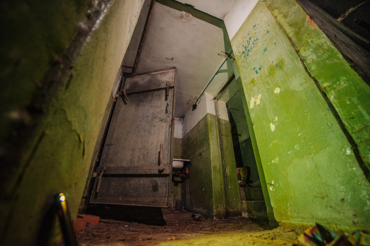 Диггеры называют их «поддомниками». Это газоубежища под жилыми домами, построенные в 20-м веке для защиты гражданского населения. Во Владимире известно о сорока таких объектах, на сегодня уже выведенных из строя и забытых. Разведданными о бункерах с нашим изданием поделился владимирец Михаил Цветаев .