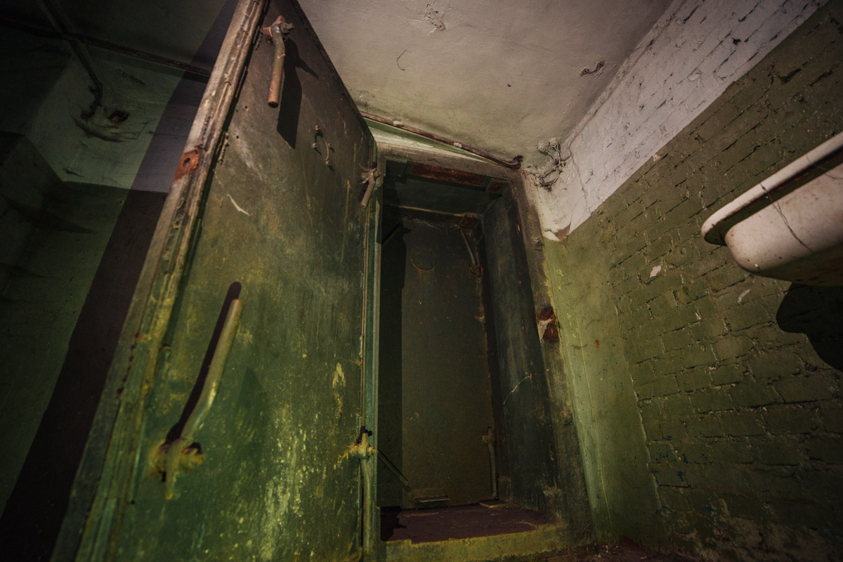 Диггеры называют их «поддомниками». Это газоубежища под жилыми домами, построенные в 20-м веке для защиты гражданского населения. Во Владимире известно о сорока таких объектах, на сегодня уже выведенных из строя и забытых. Разведданными о бункерах с нашим изданием поделился владимирец Михаил Цветаев .