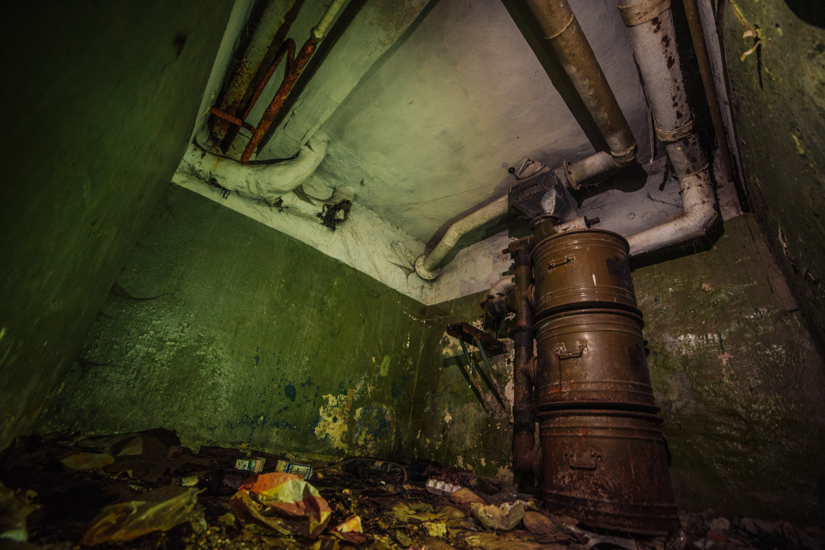 Диггеры называют их «поддомниками». Это газоубежища под жилыми домами, построенные в 20-м веке для защиты гражданского населения. Во Владимире известно о сорока таких объектах, на сегодня уже выведенных из строя и забытых. Разведданными о бункерах с нашим изданием поделился владимирец Михаил Цветаев .