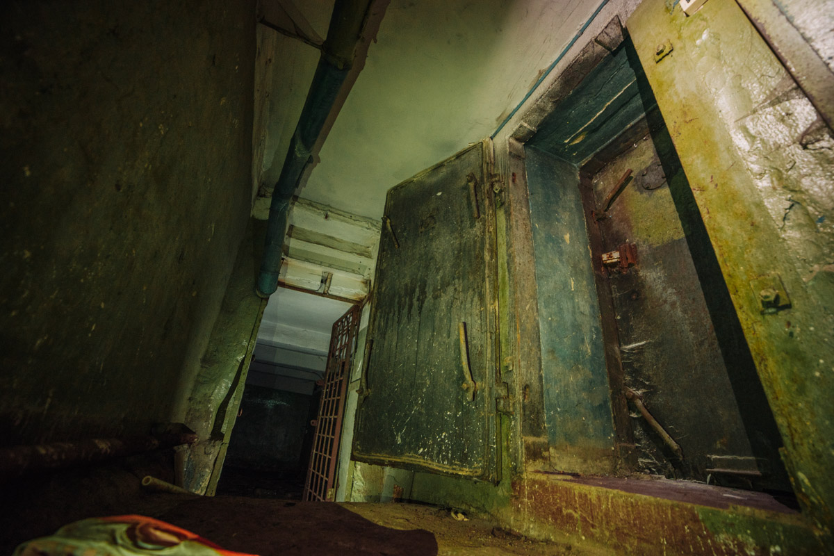 Диггеры называют их «поддомниками». Это газоубежища под жилыми домами, построенные в 20-м веке для защиты гражданского населения. Во Владимире известно о сорока таких объектах, на сегодня уже выведенных из строя и забытых. Разведданными о бункерах с нашим изданием поделился владимирец Михаил Цветаев .