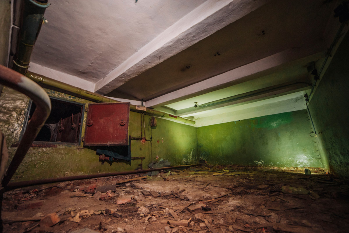 Диггеры называют их «поддомниками». Это газоубежища под жилыми домами, построенные в 20-м веке для защиты гражданского населения. Во Владимире известно о сорока таких объектах, на сегодня уже выведенных из строя и забытых. Разведданными о бункерах с нашим изданием поделился владимирец Михаил Цветаев .