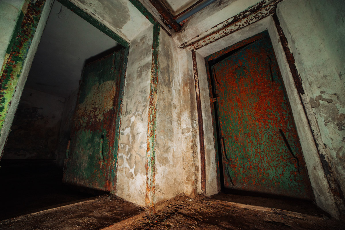 Диггеры называют их «поддомниками». Это газоубежища под жилыми домами, построенные в 20-м веке для защиты гражданского населения. Во Владимире известно о сорока таких объектах, на сегодня уже выведенных из строя и забытых. Разведданными о бункерах с нашим изданием поделился владимирец Михаил Цветаев .