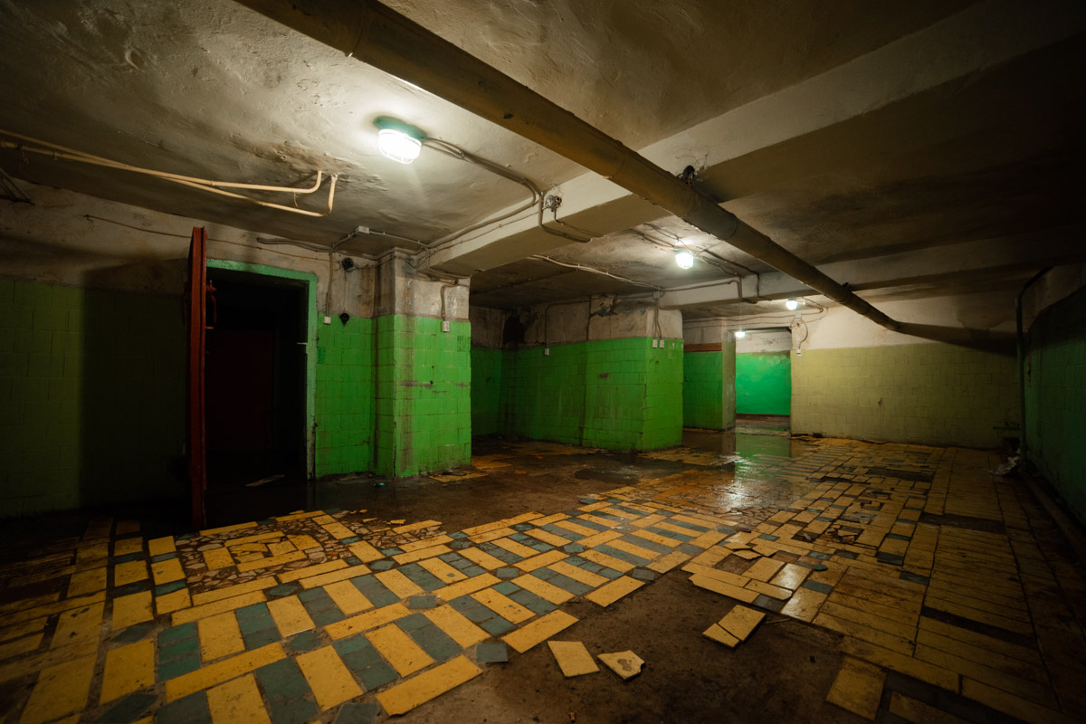 Диггеры называют их «поддомниками». Это газоубежища под жилыми домами, построенные в 20-м веке для защиты гражданского населения. Во Владимире известно о сорока таких объектах, на сегодня уже выведенных из строя и забытых. Разведданными о бункерах с нашим изданием поделился владимирец Михаил Цветаев .