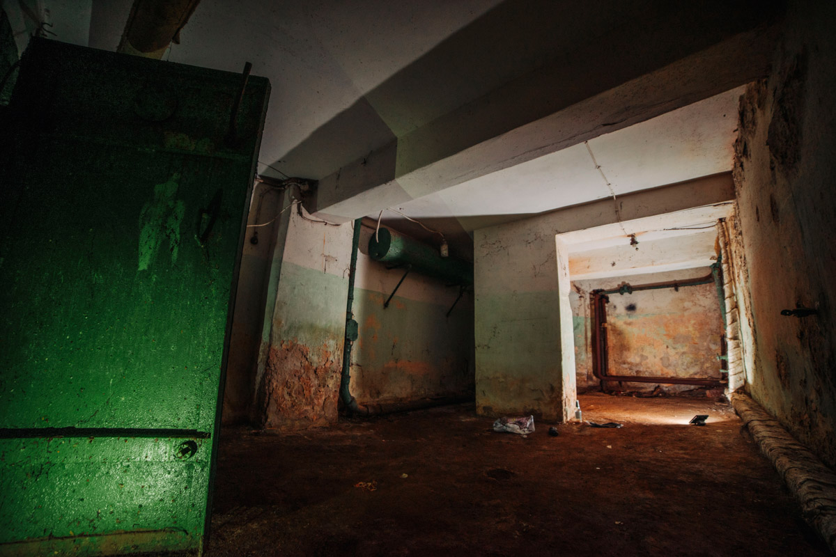 Диггеры называют их «поддомниками». Это газоубежища под жилыми домами, построенные в 20-м веке для защиты гражданского населения. Во Владимире известно о сорока таких объектах, на сегодня уже выведенных из строя и забытых. Разведданными о бункерах с нашим изданием поделился владимирец Михаил Цветаев .