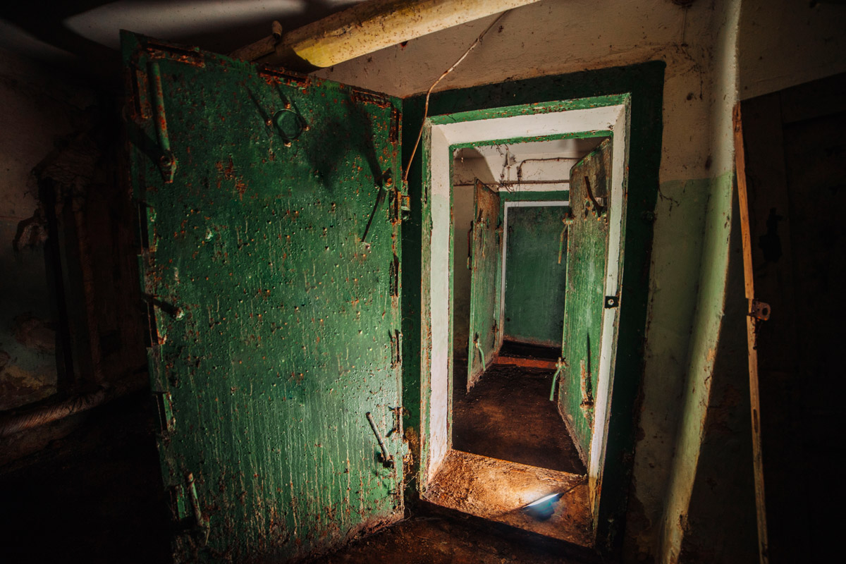 Диггеры называют их «поддомниками». Это газоубежища под жилыми домами, построенные в 20-м веке для защиты гражданского населения. Во Владимире известно о сорока таких объектах, на сегодня уже выведенных из строя и забытых. Разведданными о бункерах с нашим изданием поделился владимирец Михаил Цветаев .