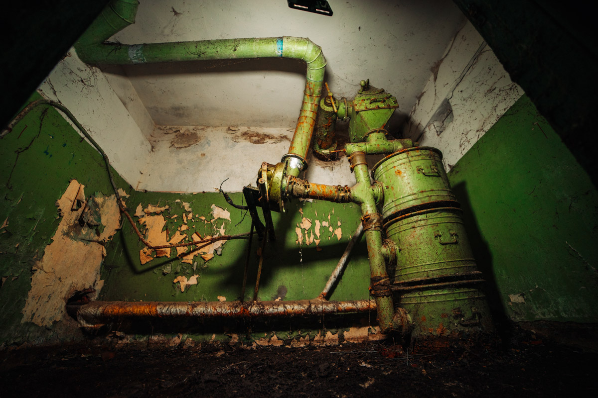 Диггеры называют их «поддомниками». Это газоубежища под жилыми домами, построенные в 20-м веке для защиты гражданского населения. Во Владимире известно о сорока таких объектах, на сегодня уже выведенных из строя и забытых. Разведданными о бункерах с нашим изданием поделился владимирец Михаил Цветаев .