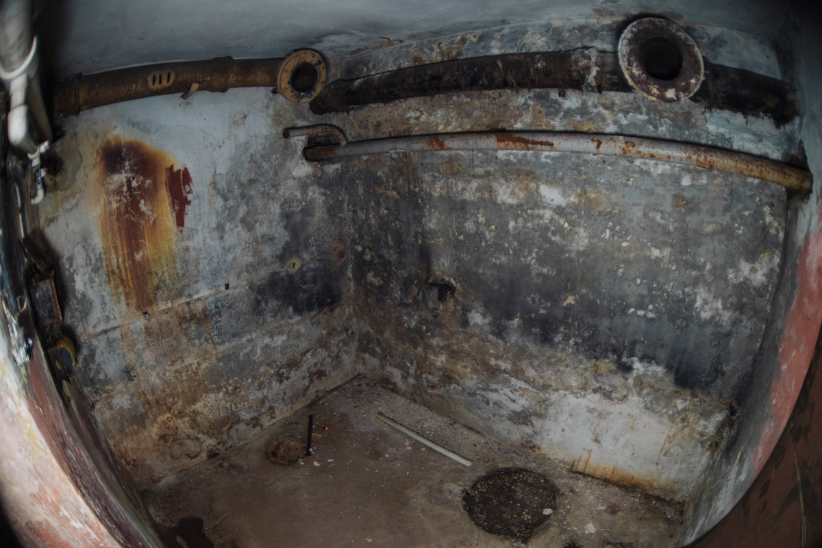 Диггеры называют их «поддомниками». Это газоубежища под жилыми домами, построенные в 20-м веке для защиты гражданского населения. Во Владимире известно о сорока таких объектах, на сегодня уже выведенных из строя и забытых. Разведданными о бункерах с нашим изданием поделился владимирец Михаил Цветаев .