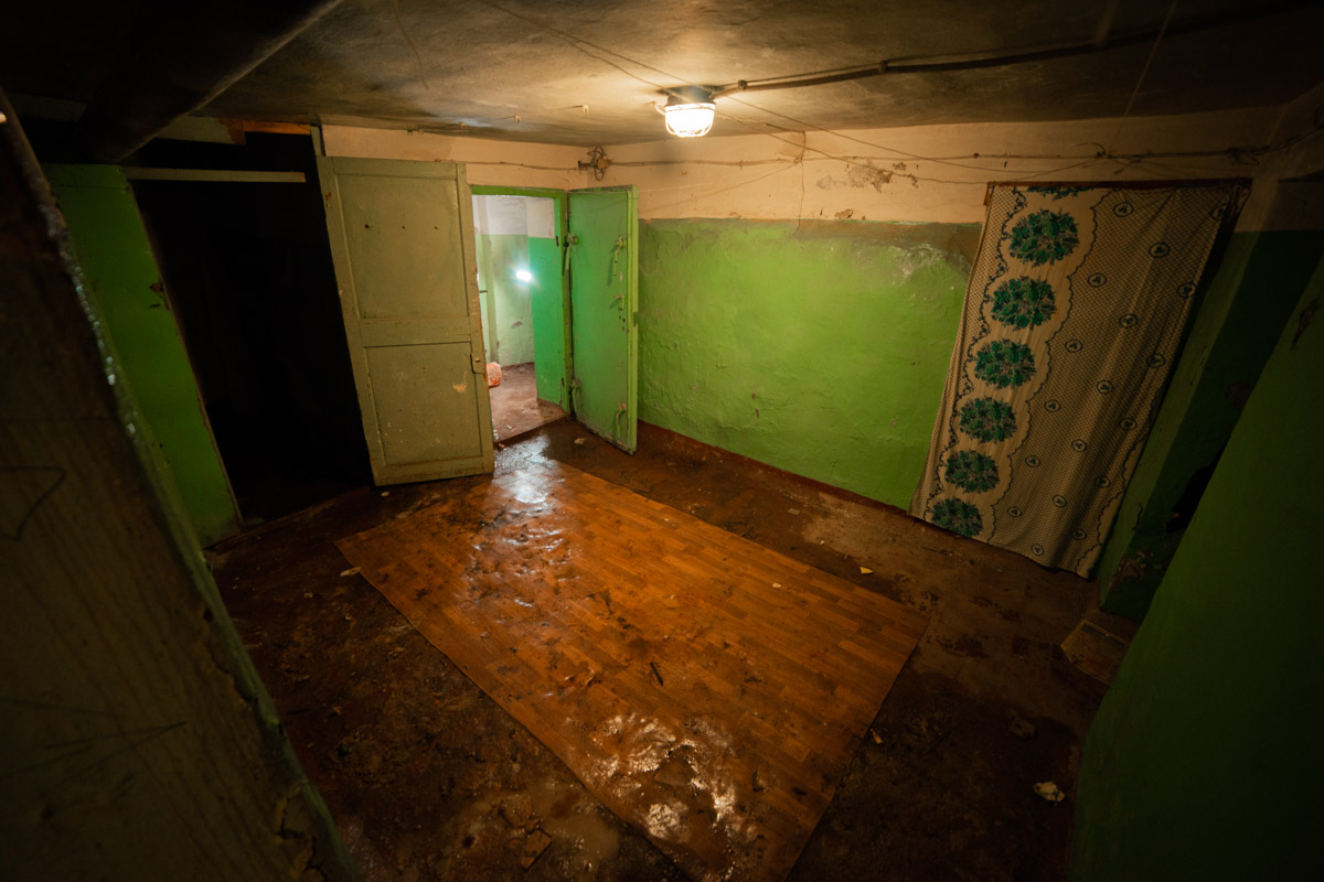 Диггеры называют их «поддомниками». Это газоубежища под жилыми домами, построенные в 20-м веке для защиты гражданского населения. Во Владимире известно о сорока таких объектах, на сегодня уже выведенных из строя и забытых. Разведданными о бункерах с нашим изданием поделился владимирец Михаил Цветаев .