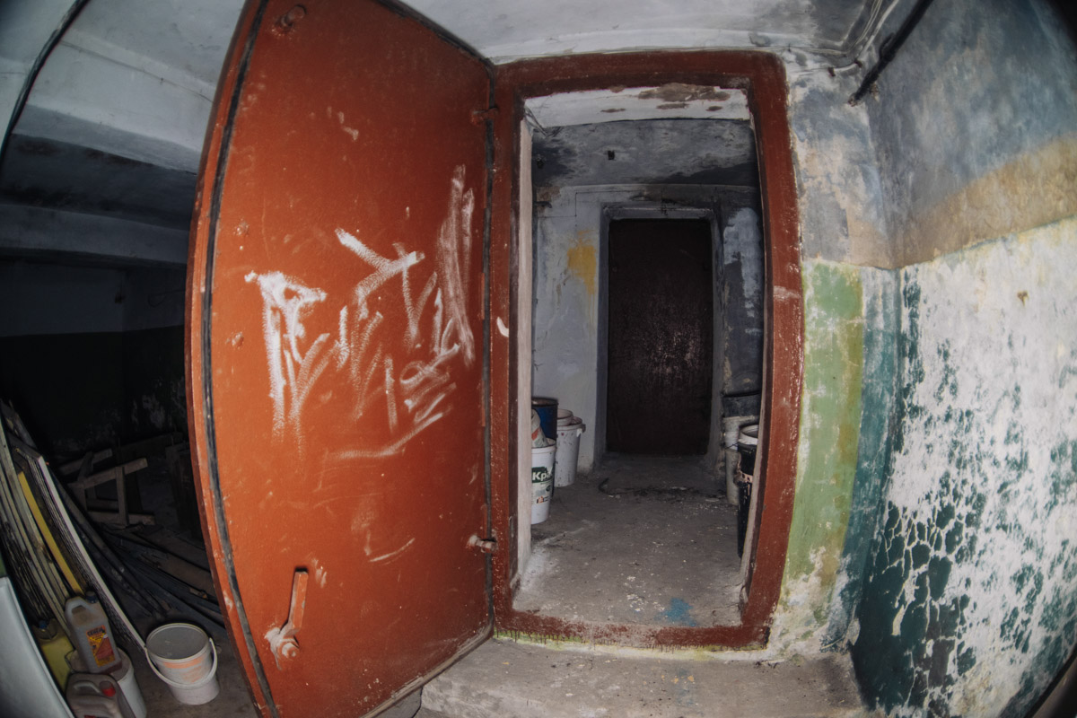 Диггеры называют их «поддомниками». Это газоубежища под жилыми домами, построенные в 20-м веке для защиты гражданского населения. Во Владимире известно о сорока таких объектах, на сегодня уже выведенных из строя и забытых. Разведданными о бункерах с нашим изданием поделился владимирец Михаил Цветаев .