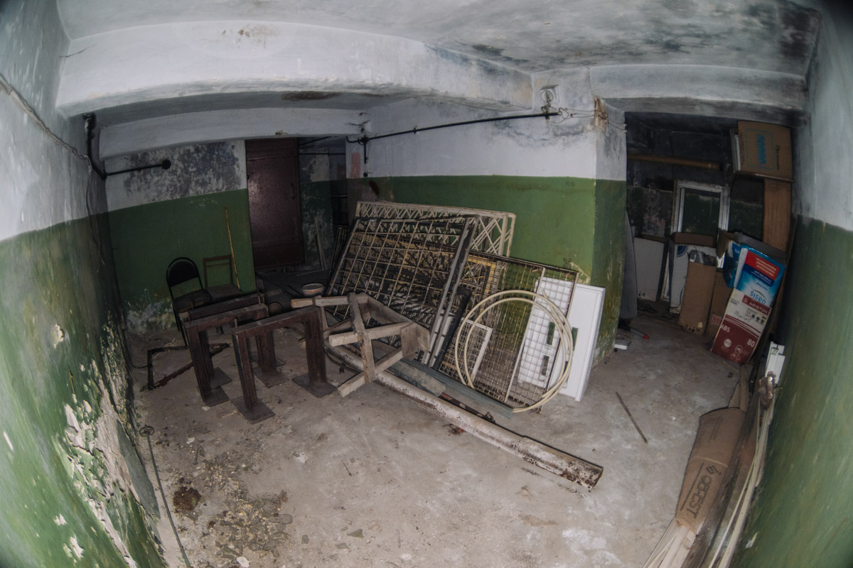 Диггеры называют их «поддомниками». Это газоубежища под жилыми домами, построенные в 20-м веке для защиты гражданского населения. Во Владимире известно о сорока таких объектах, на сегодня уже выведенных из строя и забытых. Разведданными о бункерах с нашим изданием поделился владимирец Михаил Цветаев .