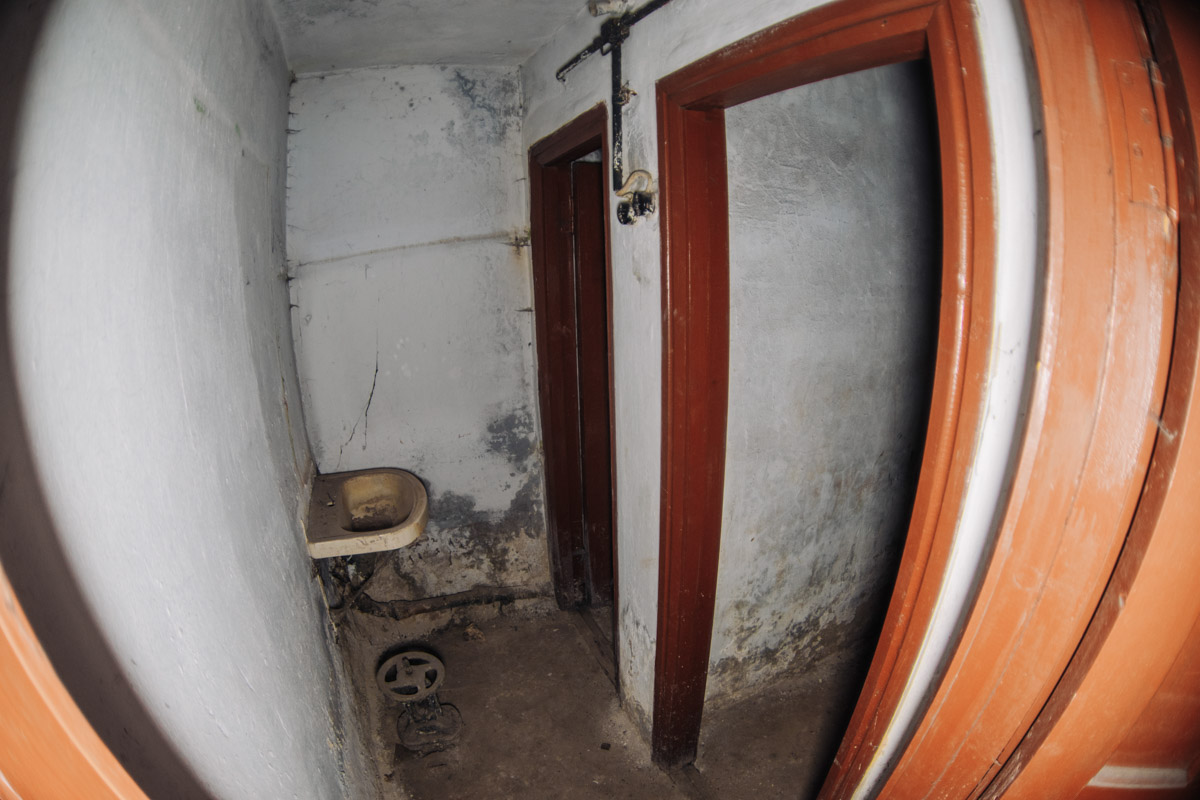 Диггеры называют их «поддомниками». Это газоубежища под жилыми домами, построенные в 20-м веке для защиты гражданского населения. Во Владимире известно о сорока таких объектах, на сегодня уже выведенных из строя и забытых. Разведданными о бункерах с нашим изданием поделился владимирец Михаил Цветаев .