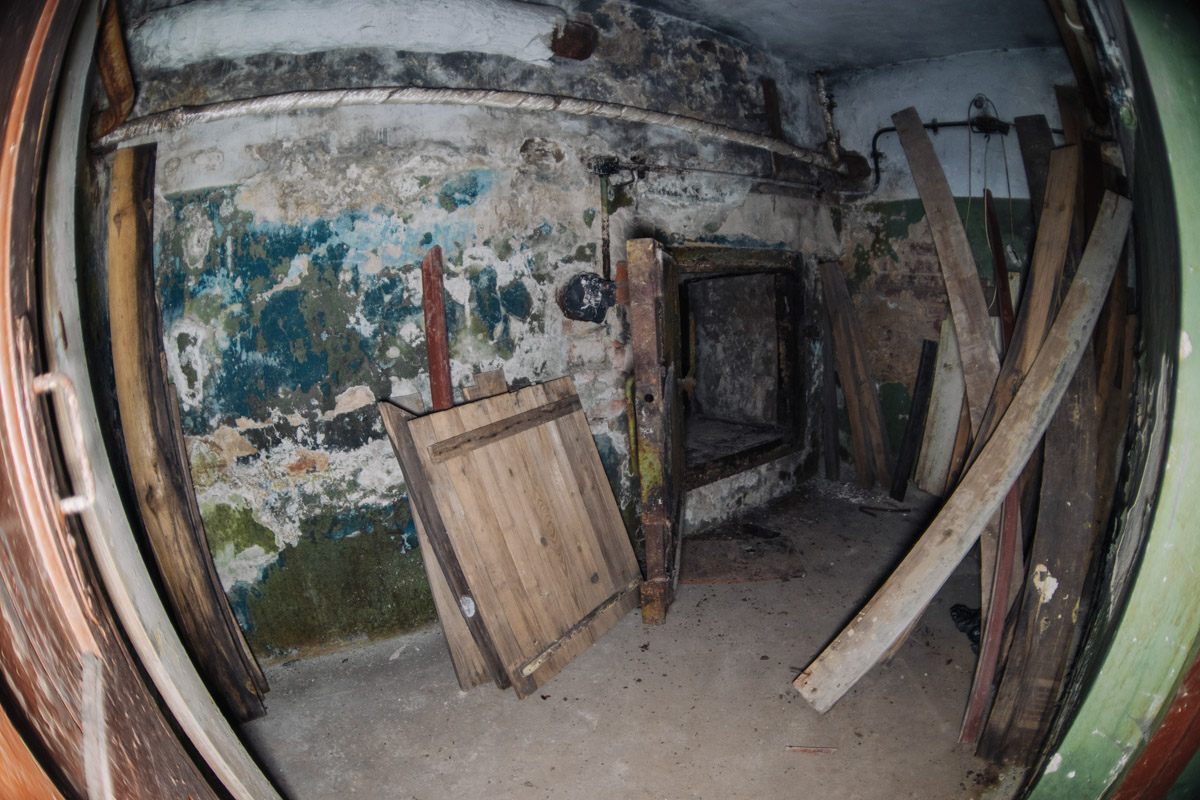 Диггеры называют их «поддомниками». Это газоубежища под жилыми домами, построенные в 20-м веке для защиты гражданского населения. Во Владимире известно о сорока таких объектах, на сегодня уже выведенных из строя и забытых. Разведданными о бункерах с нашим изданием поделился владимирец Михаил Цветаев .