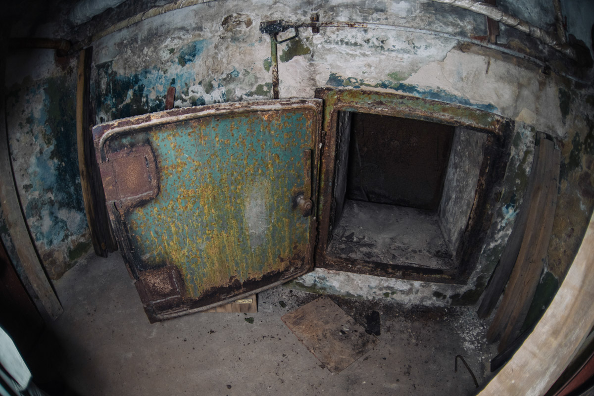 Диггеры называют их «поддомниками». Это газоубежища под жилыми домами, построенные в 20-м веке для защиты гражданского населения. Во Владимире известно о сорока таких объектах, на сегодня уже выведенных из строя и забытых. Разведданными о бункерах с нашим изданием поделился владимирец Михаил Цветаев .