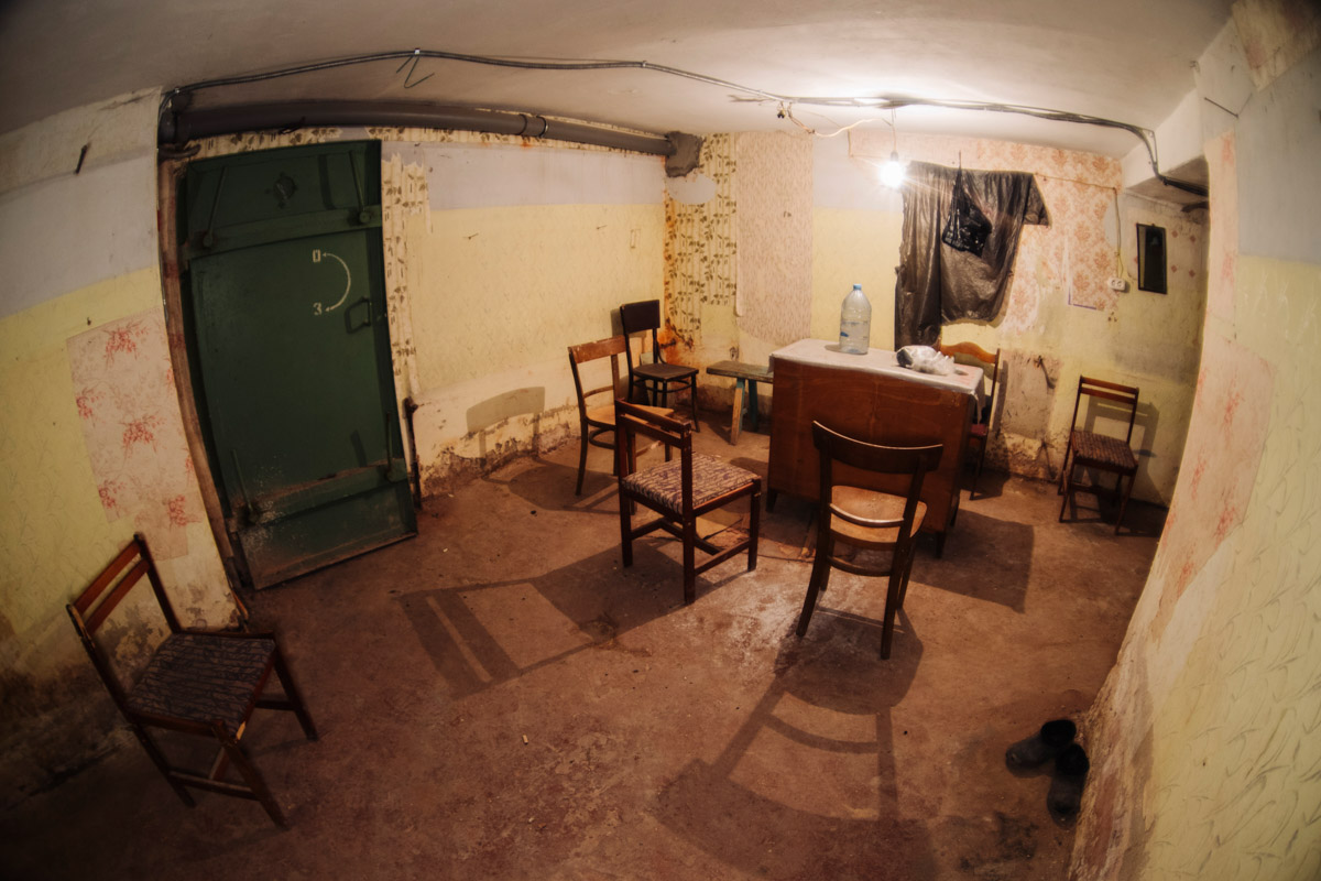 Диггеры называют их «поддомниками». Это газоубежища под жилыми домами, построенные в 20-м веке для защиты гражданского населения. Во Владимире известно о сорока таких объектах, на сегодня уже выведенных из строя и забытых. Разведданными о бункерах с нашим изданием поделился владимирец Михаил Цветаев .