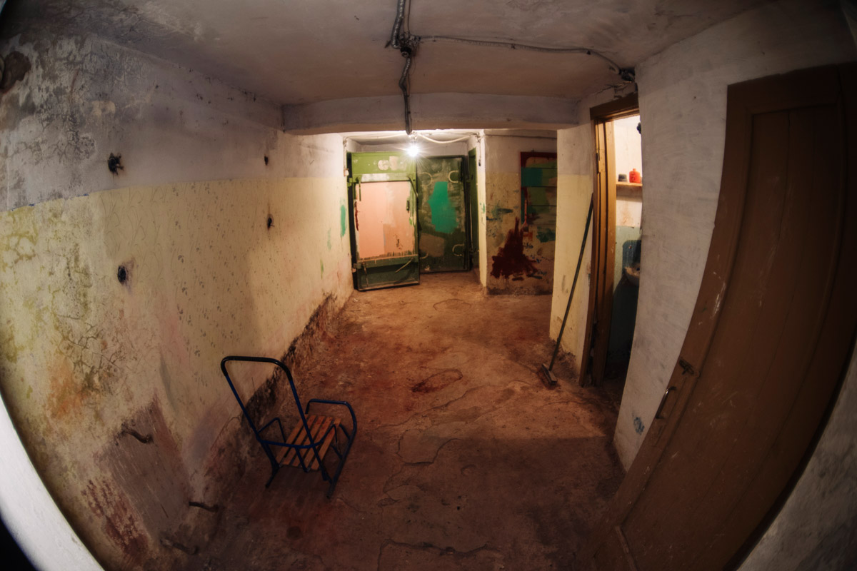 Диггеры называют их «поддомниками». Это газоубежища под жилыми домами, построенные в 20-м веке для защиты гражданского населения. Во Владимире известно о сорока таких объектах, на сегодня уже выведенных из строя и забытых. Разведданными о бункерах с нашим изданием поделился владимирец Михаил Цветаев .