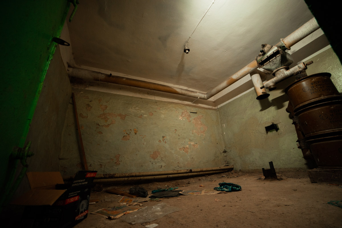 Диггеры называют их «поддомниками». Это газоубежища под жилыми домами, построенные в 20-м веке для защиты гражданского населения. Во Владимире известно о сорока таких объектах, на сегодня уже выведенных из строя и забытых. Разведданными о бункерах с нашим изданием поделился владимирец Михаил Цветаев .