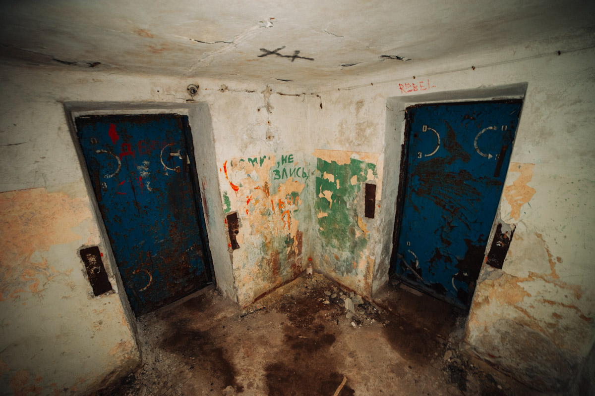 Диггеры называют их «поддомниками». Это газоубежища под жилыми домами, построенные в 20-м веке для защиты гражданского населения. Во Владимире известно о сорока таких объектах, на сегодня уже выведенных из строя и забытых. Разведданными о бункерах с нашим изданием поделился владимирец Михаил Цветаев .