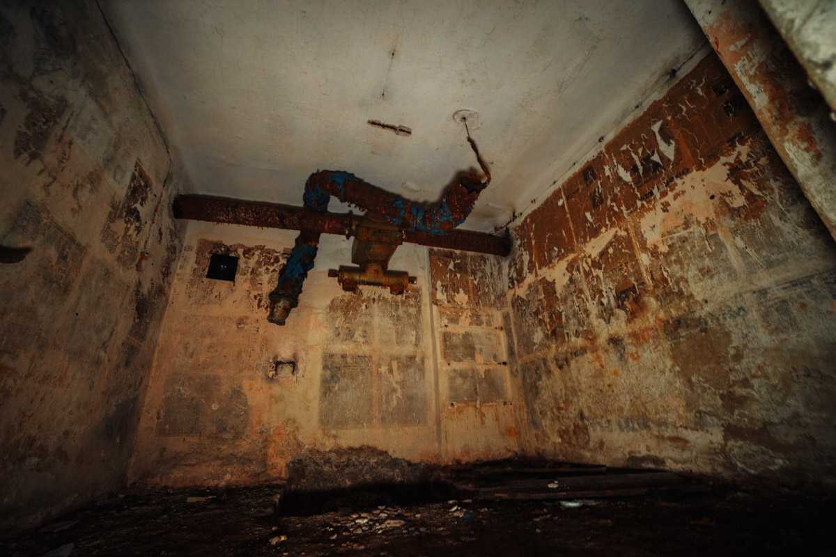 Диггеры называют их «поддомниками». Это газоубежища под жилыми домами, построенные в 20-м веке для защиты гражданского населения. Во Владимире известно о сорока таких объектах, на сегодня уже выведенных из строя и забытых. Разведданными о бункерах с нашим изданием поделился владимирец Михаил Цветаев .