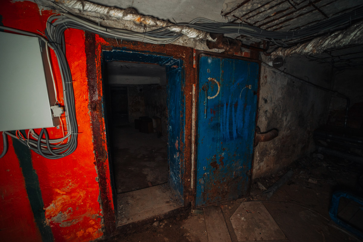 Диггеры называют их «поддомниками». Это газоубежища под жилыми домами, построенные в 20-м веке для защиты гражданского населения. Во Владимире известно о сорока таких объектах, на сегодня уже выведенных из строя и забытых. Разведданными о бункерах с нашим изданием поделился владимирец Михаил Цветаев .