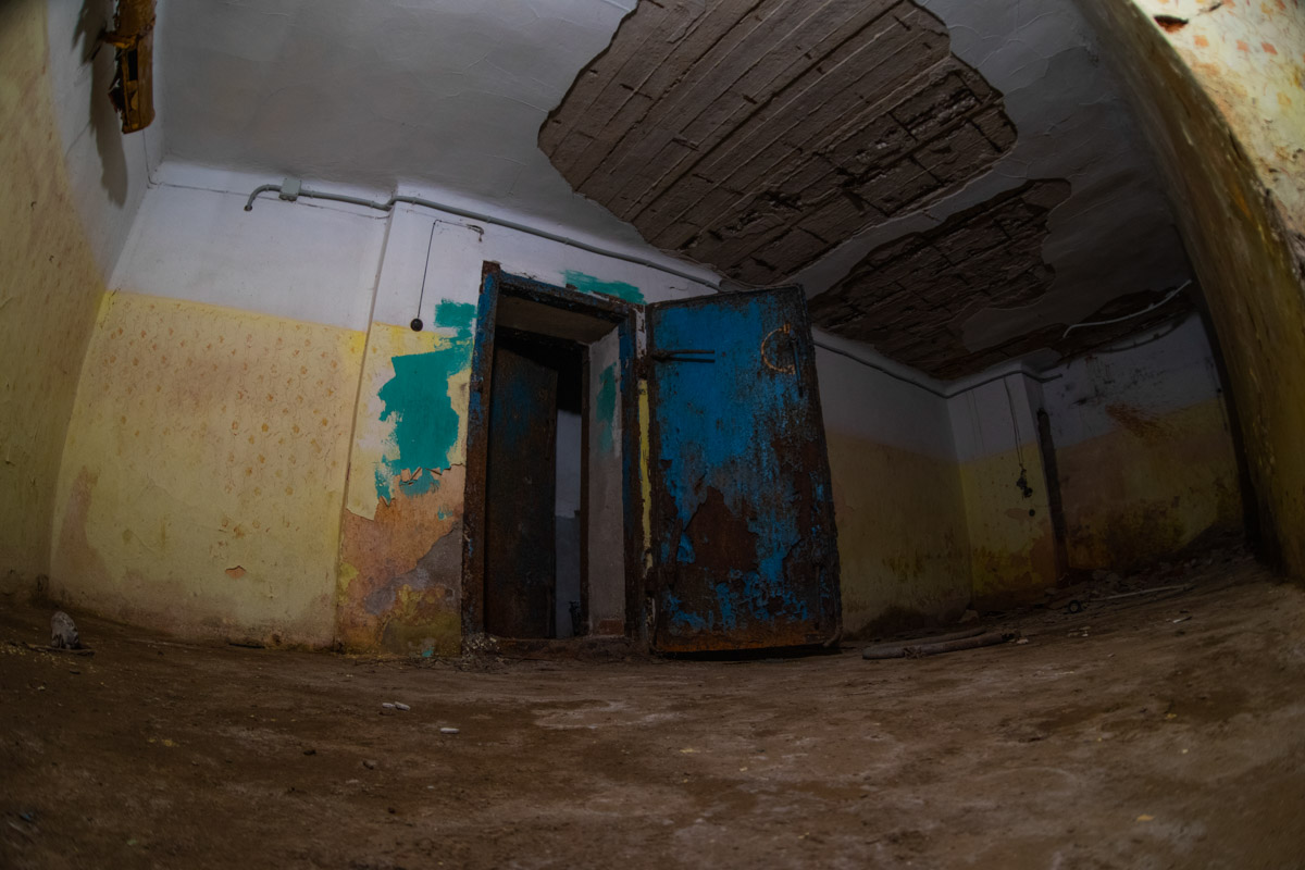 Диггеры называют их «поддомниками». Это газоубежища под жилыми домами, построенные в 20-м веке для защиты гражданского населения. Во Владимире известно о сорока таких объектах, на сегодня уже выведенных из строя и забытых. Разведданными о бункерах с нашим изданием поделился владимирец Михаил Цветаев .