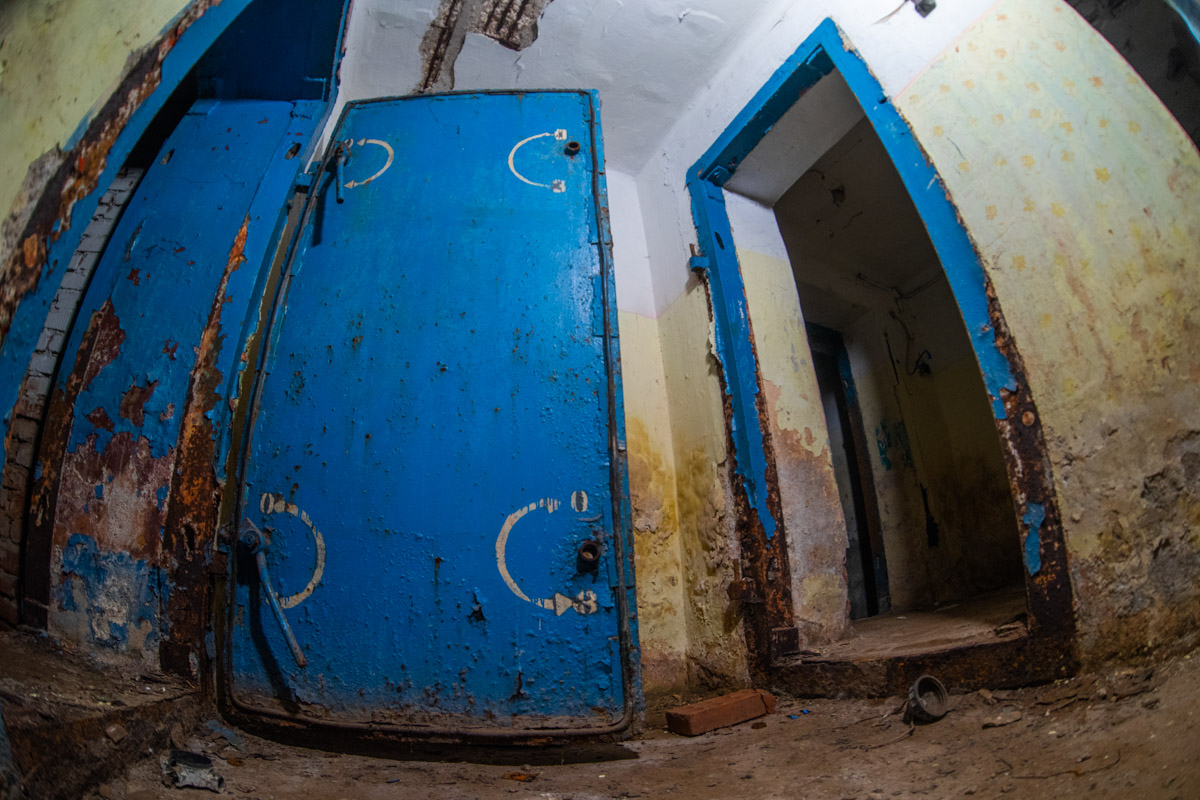 Диггеры называют их «поддомниками». Это газоубежища под жилыми домами, построенные в 20-м веке для защиты гражданского населения. Во Владимире известно о сорока таких объектах, на сегодня уже выведенных из строя и забытых. Разведданными о бункерах с нашим изданием поделился владимирец Михаил Цветаев .