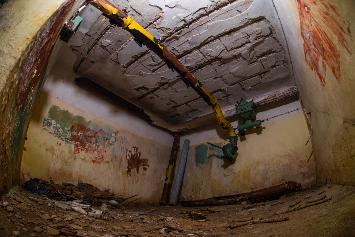 Диггеры называют их «поддомниками». Это газоубежища под жилыми домами, построенные в 20-м веке для защиты гражданского населения. Во Владимире известно о сорока таких объектах, на сегодня уже выведенных из строя и забытых. Разведданными о бункерах с нашим изданием поделился владимирец Михаил Цветаев .