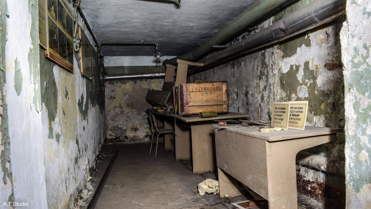 Диггеры называют их «поддомниками». Это газоубежища под жилыми домами, построенные в 20-м веке для защиты гражданского населения. Во Владимире известно о сорока таких объектах, на сегодня уже выведенных из строя и забытых. Разведданными о бункерах с нашим изданием поделился владимирец Михаил Цветаев .