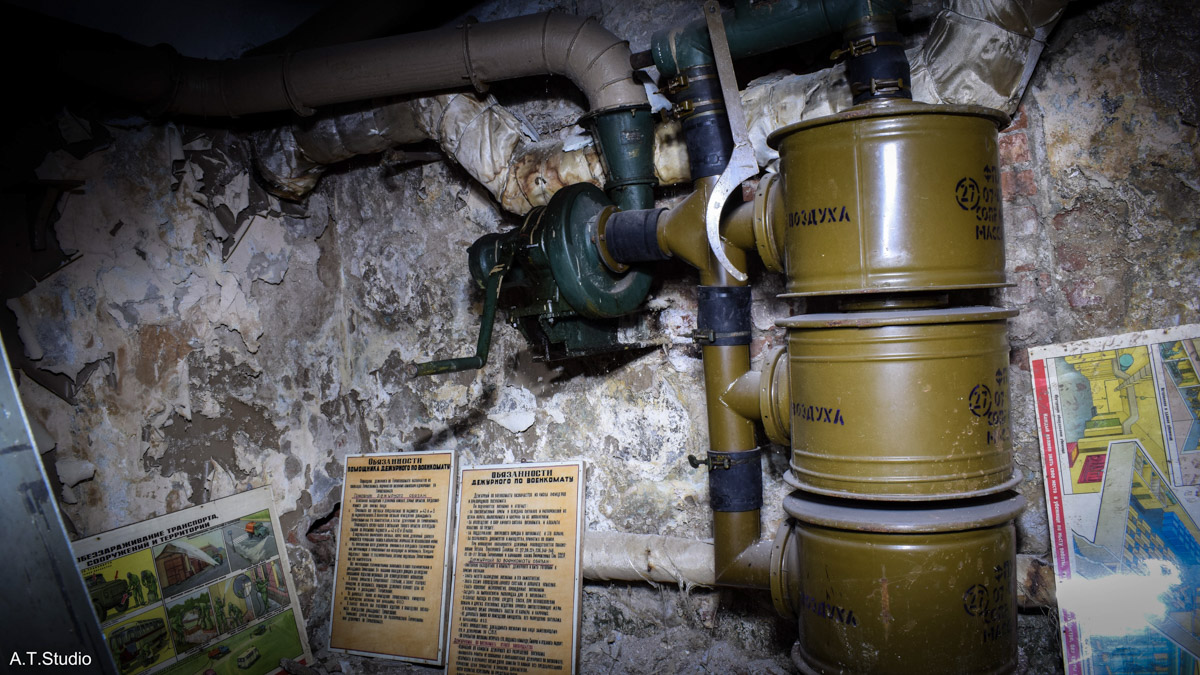 Диггеры называют их «поддомниками». Это газоубежища под жилыми домами, построенные в 20-м веке для защиты гражданского населения. Во Владимире известно о сорока таких объектах, на сегодня уже выведенных из строя и забытых. Разведданными о бункерах с нашим изданием поделился владимирец Михаил Цветаев .