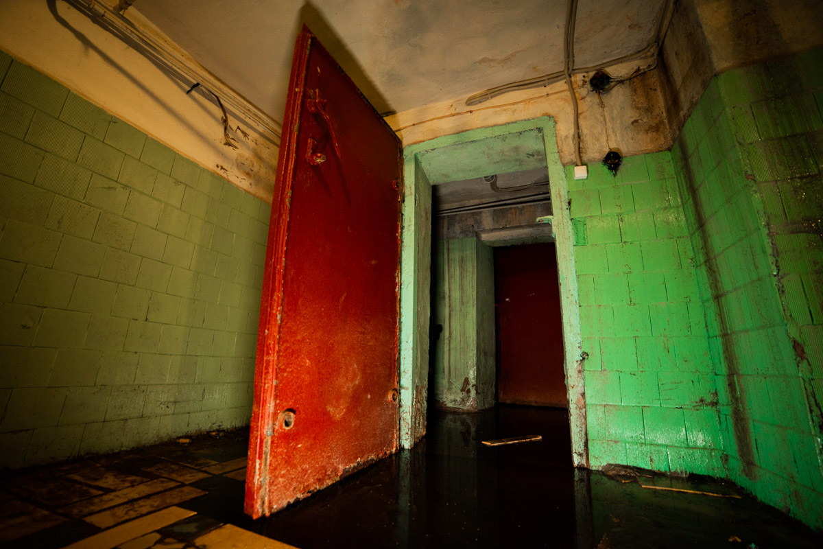 Диггеры называют их «поддомниками». Это газоубежища под жилыми домами, построенные в 20-м веке для защиты гражданского населения. Во Владимире известно о сорока таких объектах, на сегодня уже выведенных из строя и забытых. Разведданными о бункерах с нашим изданием поделился владимирец Михаил Цветаев .