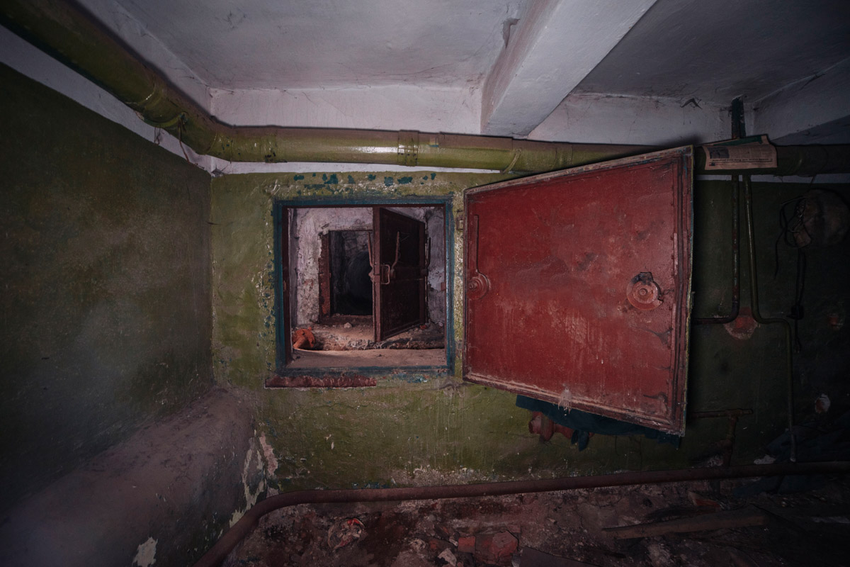 Диггеры называют их «поддомниками». Это газоубежища под жилыми домами, построенные в 20-м веке для защиты гражданского населения. Во Владимире известно о сорока таких объектах, на сегодня уже выведенных из строя и забытых. Разведданными о бункерах с нашим изданием поделился владимирец Михаил Цветаев .