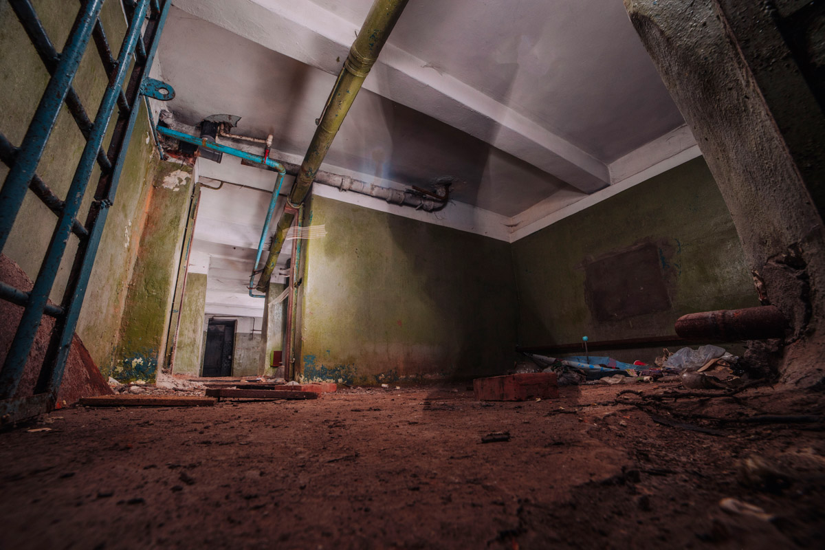 Диггеры называют их «поддомниками». Это газоубежища под жилыми домами, построенные в 20-м веке для защиты гражданского населения. Во Владимире известно о сорока таких объектах, на сегодня уже выведенных из строя и забытых. Разведданными о бункерах с нашим изданием поделился владимирец Михаил Цветаев .