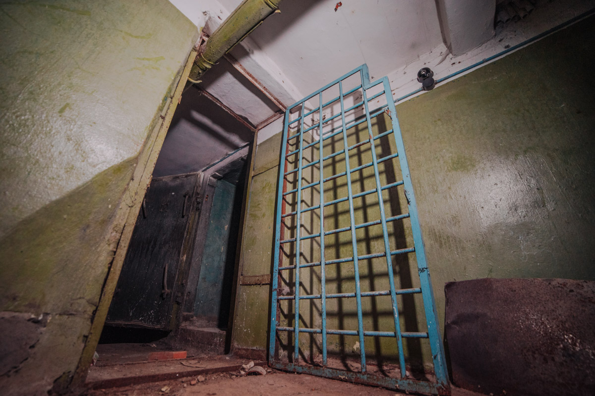 Диггеры называют их «поддомниками». Это газоубежища под жилыми домами, построенные в 20-м веке для защиты гражданского населения. Во Владимире известно о сорока таких объектах, на сегодня уже выведенных из строя и забытых. Разведданными о бункерах с нашим изданием поделился владимирец Михаил Цветаев .