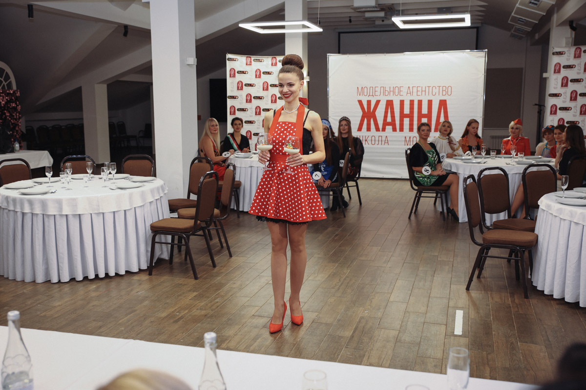 В минувшее воскресенье пятнадцать прекрасных женщин закатили настоящий русский пир. Да не просто так, а чтобы выяснить, кто из них лучшая хозяюшка. И мы там были, блюда вкусные пробовали. А теперь и вам расскажем и покажем, чем участницы угощали жюри и как презентовали свои яства.