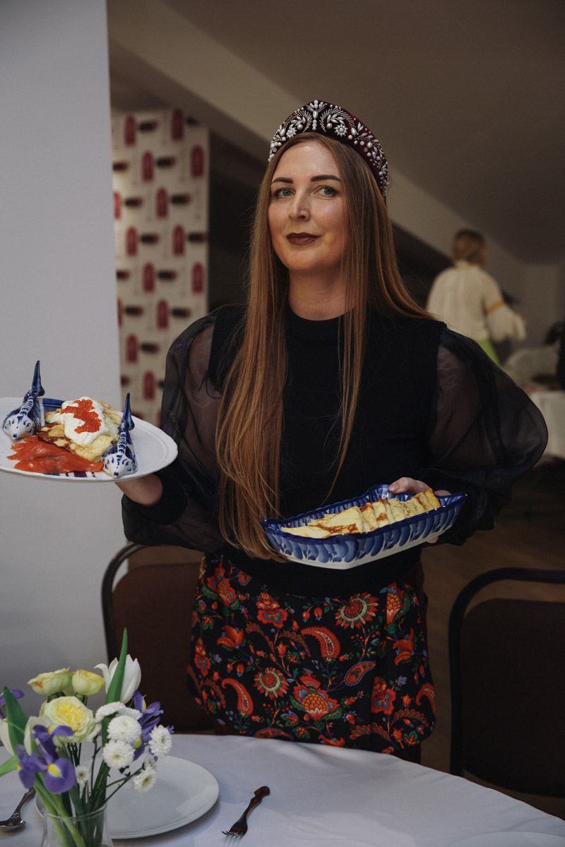 В минувшее воскресенье пятнадцать прекрасных женщин закатили настоящий русский пир. Да не просто так, а чтобы выяснить, кто из них лучшая хозяюшка. И мы там были, блюда вкусные пробовали. А теперь и вам расскажем и покажем, чем участницы угощали жюри и как презентовали свои яства.