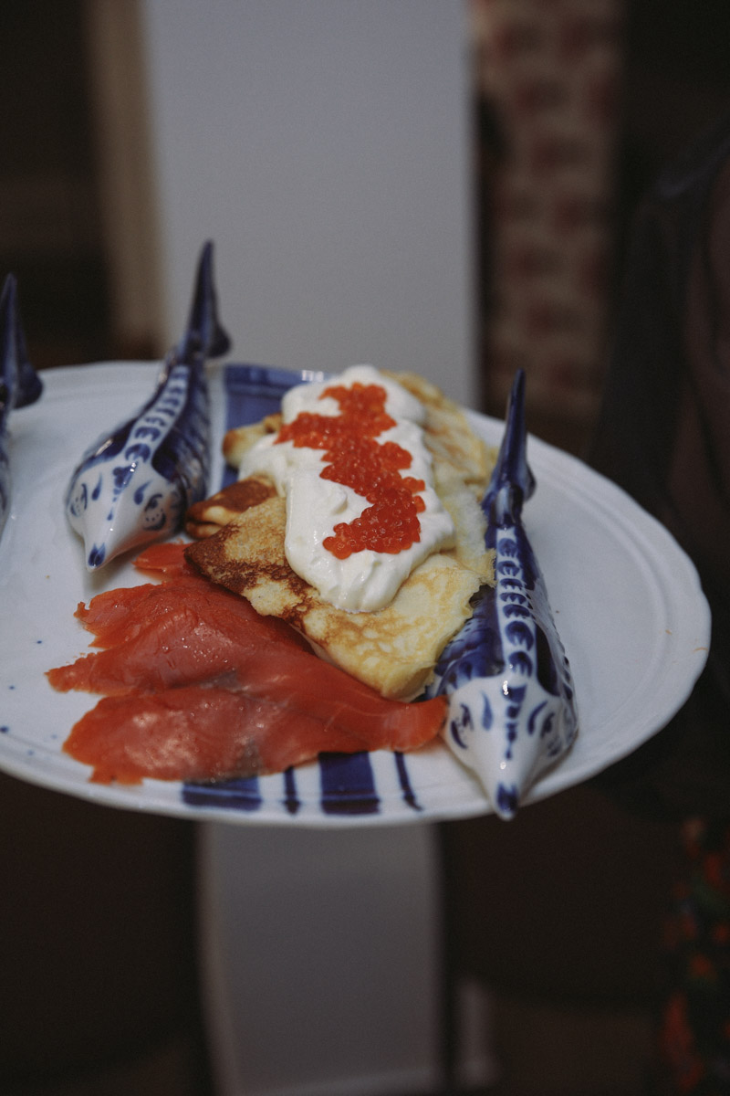 В минувшее воскресенье пятнадцать прекрасных женщин закатили настоящий русский пир. Да не просто так, а чтобы выяснить, кто из них лучшая хозяюшка. И мы там были, блюда вкусные пробовали. А теперь и вам расскажем и покажем, чем участницы угощали жюри и как презентовали свои яства.