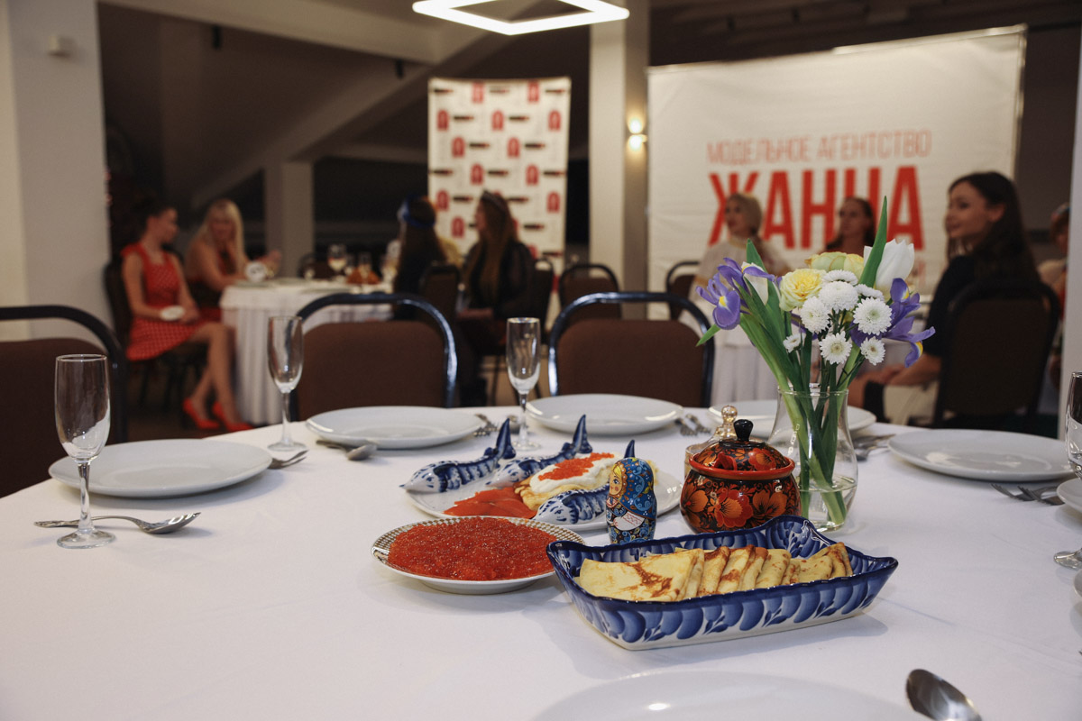 В минувшее воскресенье пятнадцать прекрасных женщин закатили настоящий русский пир. Да не просто так, а чтобы выяснить, кто из них лучшая хозяюшка. И мы там были, блюда вкусные пробовали. А теперь и вам расскажем и покажем, чем участницы угощали жюри и как презентовали свои яства.