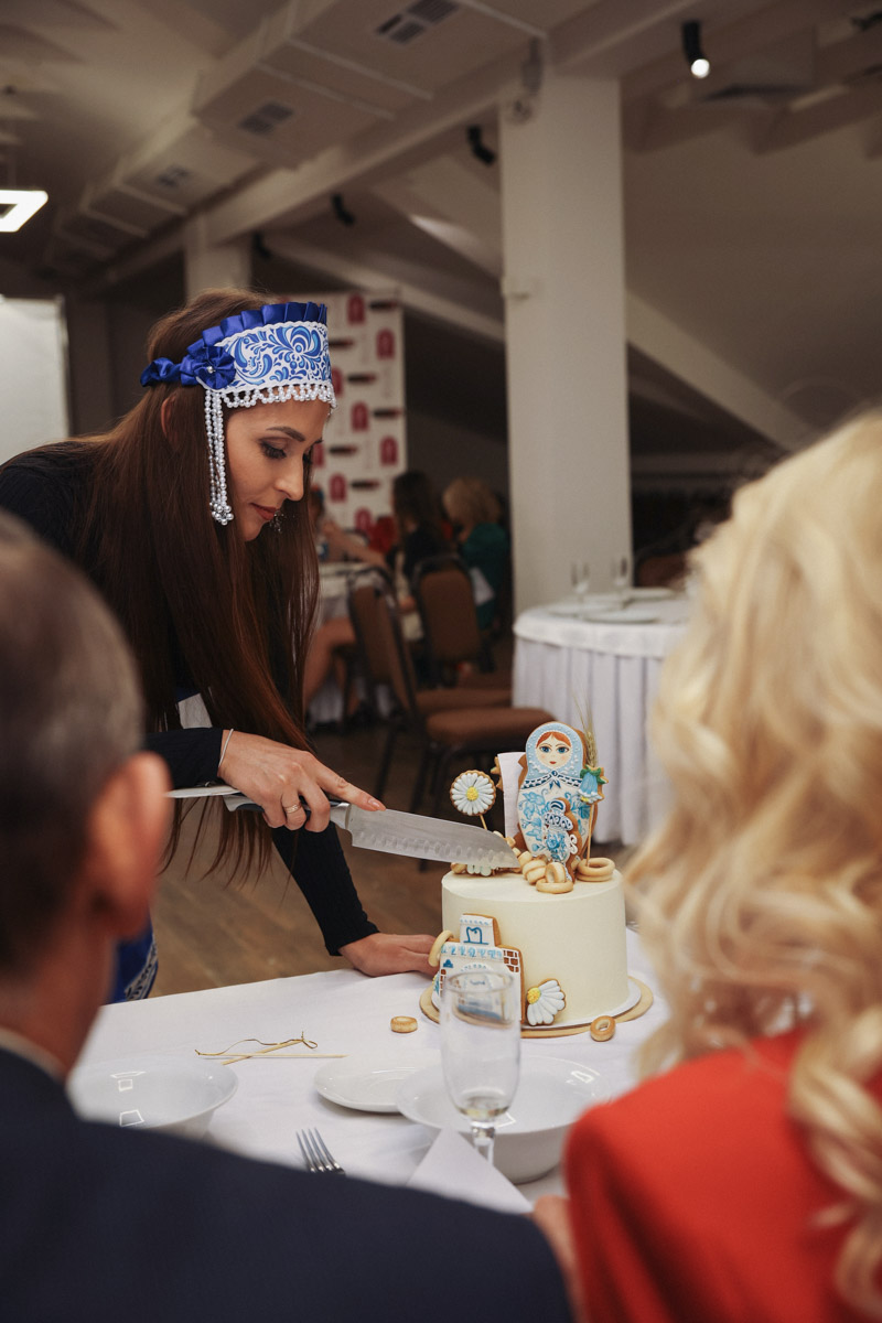 В минувшее воскресенье пятнадцать прекрасных женщин закатили настоящий русский пир. Да не просто так, а чтобы выяснить, кто из них лучшая хозяюшка. И мы там были, блюда вкусные пробовали. А теперь и вам расскажем и покажем, чем участницы угощали жюри и как презентовали свои яства.