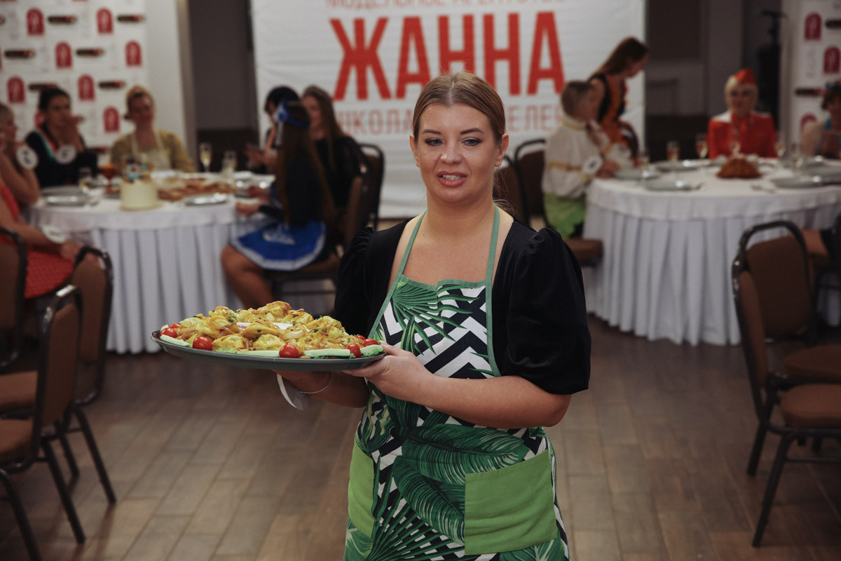 В минувшее воскресенье пятнадцать прекрасных женщин закатили настоящий русский пир. Да не просто так, а чтобы выяснить, кто из них лучшая хозяюшка. И мы там были, блюда вкусные пробовали. А теперь и вам расскажем и покажем, чем участницы угощали жюри и как презентовали свои яства.