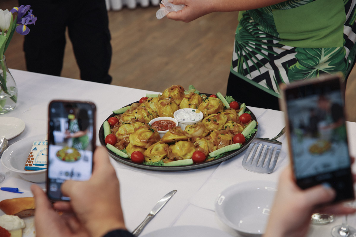 В минувшее воскресенье пятнадцать прекрасных женщин закатили настоящий русский пир. Да не просто так, а чтобы выяснить, кто из них лучшая хозяюшка. И мы там были, блюда вкусные пробовали. А теперь и вам расскажем и покажем, чем участницы угощали жюри и как презентовали свои яства.