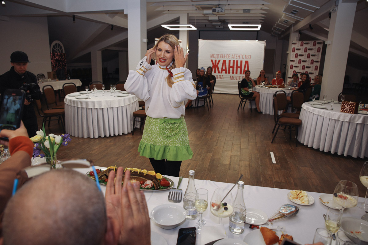 В минувшее воскресенье пятнадцать прекрасных женщин закатили настоящий русский пир. Да не просто так, а чтобы выяснить, кто из них лучшая хозяюшка. И мы там были, блюда вкусные пробовали. А теперь и вам расскажем и покажем, чем участницы угощали жюри и как презентовали свои яства.