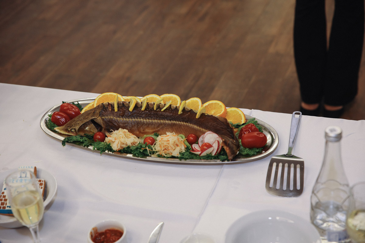 В минувшее воскресенье пятнадцать прекрасных женщин закатили настоящий русский пир. Да не просто так, а чтобы выяснить, кто из них лучшая хозяюшка. И мы там были, блюда вкусные пробовали. А теперь и вам расскажем и покажем, чем участницы угощали жюри и как презентовали свои яства.