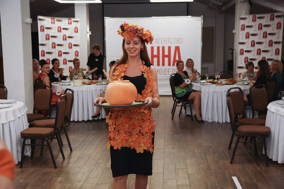 В минувшее воскресенье пятнадцать прекрасных женщин закатили настоящий русский пир. Да не просто так, а чтобы выяснить, кто из них лучшая хозяюшка. И мы там были, блюда вкусные пробовали. А теперь и вам расскажем и покажем, чем участницы угощали жюри и как презентовали свои яства.