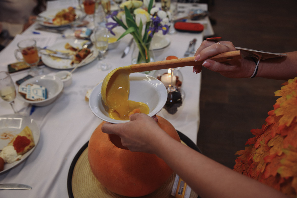 В минувшее воскресенье пятнадцать прекрасных женщин закатили настоящий русский пир. Да не просто так, а чтобы выяснить, кто из них лучшая хозяюшка. И мы там были, блюда вкусные пробовали. А теперь и вам расскажем и покажем, чем участницы угощали жюри и как презентовали свои яства.