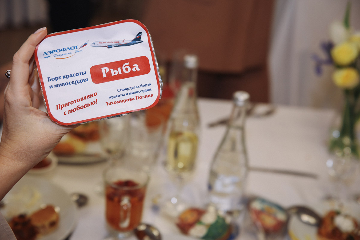 В минувшее воскресенье пятнадцать прекрасных женщин закатили настоящий русский пир. Да не просто так, а чтобы выяснить, кто из них лучшая хозяюшка. И мы там были, блюда вкусные пробовали. А теперь и вам расскажем и покажем, чем участницы угощали жюри и как презентовали свои яства.