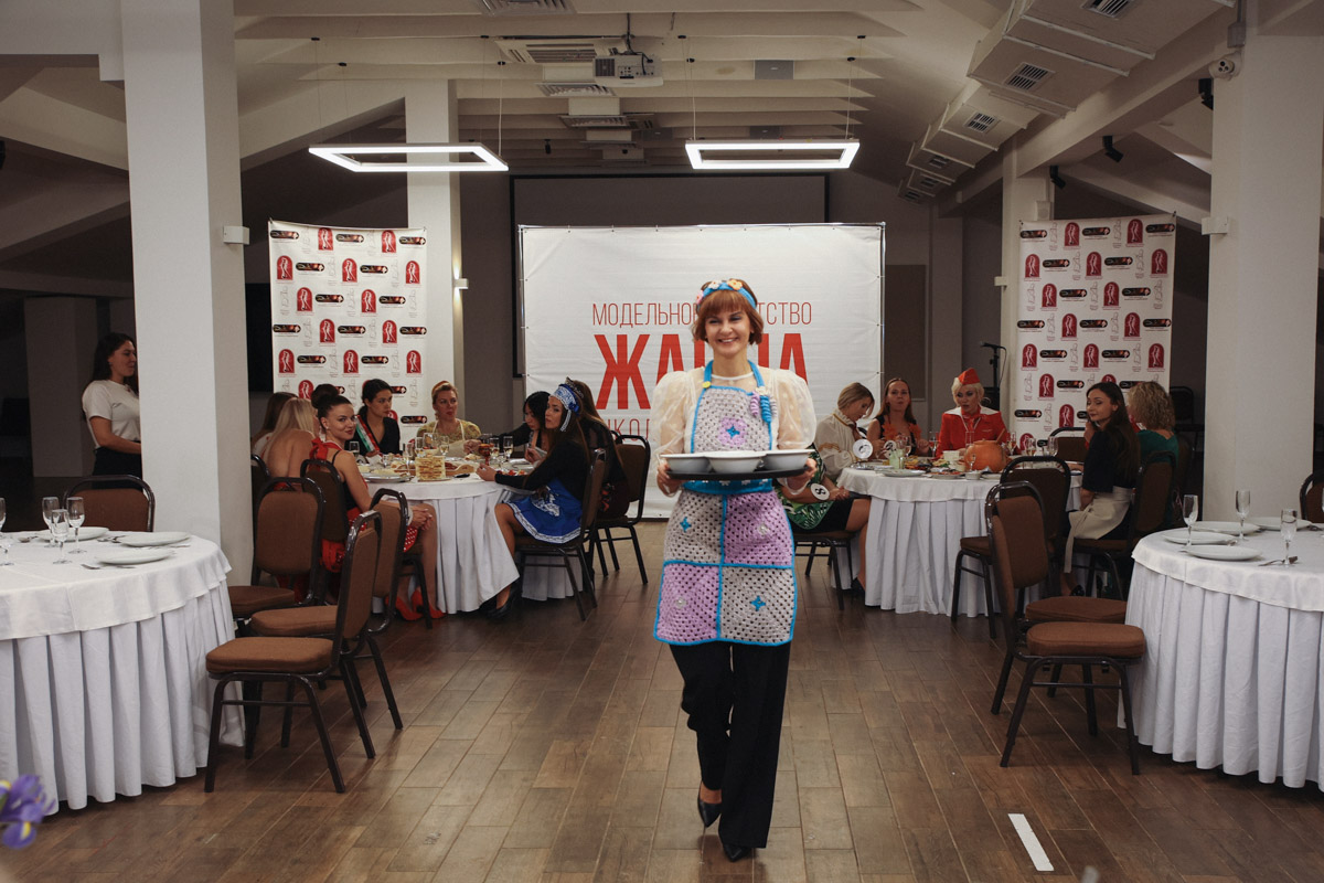 В минувшее воскресенье пятнадцать прекрасных женщин закатили настоящий русский пир. Да не просто так, а чтобы выяснить, кто из них лучшая хозяюшка. И мы там были, блюда вкусные пробовали. А теперь и вам расскажем и покажем, чем участницы угощали жюри и как презентовали свои яства.